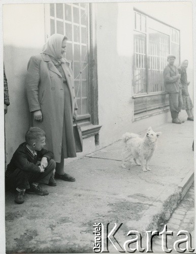 Lata 50., Warszawa, Polska.
Ludzie i pies na ulicy.
Fot. Irena Jarosińska, zbiory Ośrodka KARTA