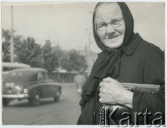Lata 50., Warszawa, Polska.
Starsza kobieta na ulicy.
Fot. Irena Jarosińska, zbiory Ośrodka KARTA
