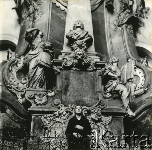 1971, Wrocław, Polska.
Aktorka Maja Komorowska w kościele św. Stanisława, św. Doroty i św. Wacława.
Fot. Irena Jarosińska, zbiory Ośrodka KARTA