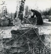 Brak daty, Polska.
Na cmentarzu.
Fot. Irena Jarosińska, zbiory Ośrodka Karta.