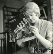 1962, brak miejsca.
Kobieta czytająca radzieckie czasopismo 