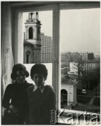 Lata 70., Warszawa, Polska.
Dr Zofia Gerlach (z lewej) w oknie mieszkania.
Fot. Irena Jarosińska, zbiory Ośrodka KARTA
