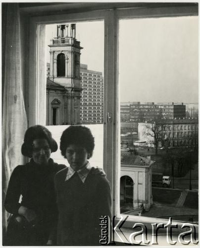 Lata 70., Warszawa, Polska.
Dr Zofia Gerlach (z lewej) w oknie mieszkania.
Fot. Irena Jarosińska, zbiory Ośrodka KARTA
