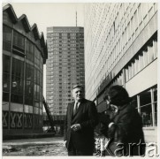 1965-1968, Warszawa, Polska.
Ambasador USA John Gronouski w pasażu 