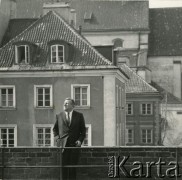 1965-1968, Warszawa, Polska.
Ambasador USA John Gronouski przy murze obronnym otaczającym Stare Miasto.
Fot. Irena Jarosińska, zbiory Ośrodka KARTA 
