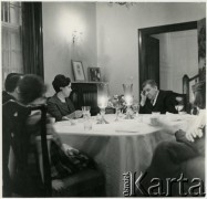 1965-1968, Warszawa, Polska.
Ambasador USA John Gronouski (2. z prawej), 3. z prawej jego żona.
Fot. Irena Jarosińska, zbiory Ośrodka KARTA 
