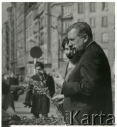 1965-1968, Warszawa, Polska.
Ambasador USA John Gronouski z żoną na Placu Politechniki.
Fot. Irena Jarosińska, zbiory Ośrodka KARTA