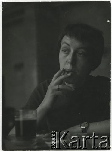 Brak daty, Polska.
Portret kobiety z papierosem.
Fot. Irena Jarosińska, zbiory Ośrodka KARTA
