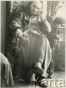 1955, Warszawa, Polska.
Henryk Stażewski w swoim mieszkaniu przy ul. Pięknej.
Fot. Irena Jarosińska, zbiory Ośrodka KARTA