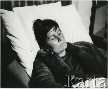 Brak daty, Polska.
Kobieta w łóżku.
Fot. Irena Jarosińska, zbiory Ośrodka KARTA