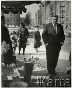 1965-1968, Warszawa, Polska.
Ambasador USA John Gronouski na Placu Politechniki.
Fot. Irena Jarosińska, zbiory Ośrodka KARTA