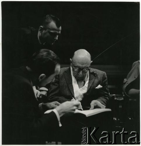 Brak daty, Warszawa, Polska.
Filharmonia Narodowa, w środku rosyjski kompozytor, pianista i dyrygent Igor Strawinski.
Fot. Irena Jarosińska, zbiory Ośrodka KARTA