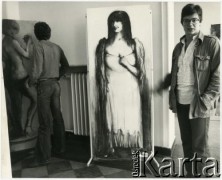 1978, Warszawa, Polska.
Aktor Mirosław Konarowski na wystawie rysunków Grzegorza Morycińskiego z cyklu 