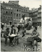 1978, Warszawa, Polska.
Aktor Mirosław Konarowski na Rynku Starego Miasta.
Fot. Irena Jarosińska, zbiory Ośrodka KARTA