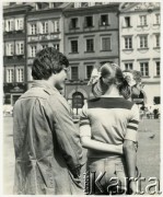 1978, Warszawa, Polska.
Aktor Mirosław Konarowski na Rynku Starego Miasta.
Fot. Irena Jarosińska, zbiory Ośrodka KARTA