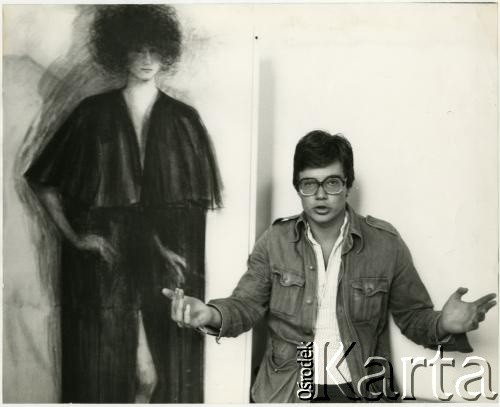 1978, Warszawa, Polska.
Aktor Mirosław Konarowski na wystawie rysunków Grzegorza Morycińskiego z cyklu 