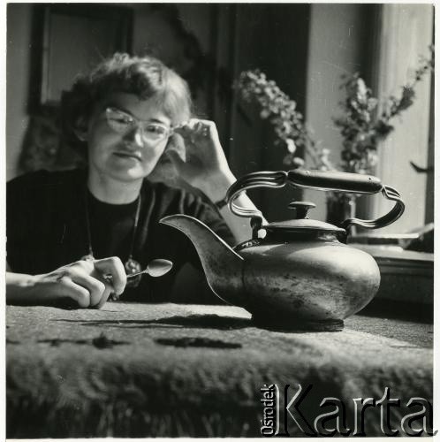 1975, Warszawa, Polska.
Malarka Halina Eysymont.
Fot. Irena Jarosińska, zbiory Ośrodka KARTA