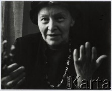 Lata 60., Warszawa, Polska.
Malarka Maria Ewa Łunkiewicz-Rogoyska (Mewa).
Fot. Irena Jarosińska, zbiory Ośrodka KARTA.