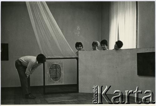 1961, Warszawa, Polska.
Fotografia wykonana w Galerii Krzywe Koło na wystawie prac malaraz Ahmeda Cherkaoui (z lewej).
Fot. Irena Jarosińska, zbiory Ośrodka KARTA