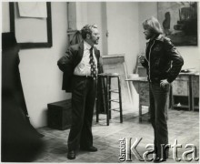 Maj 1979, Kraków, Polska.
Malarz Jerzy Nowosielski (z lewej) w Akademii Sztuk Pięknych.
Fot. Irena Jarosińska, zbiory Ośrodka KARTA