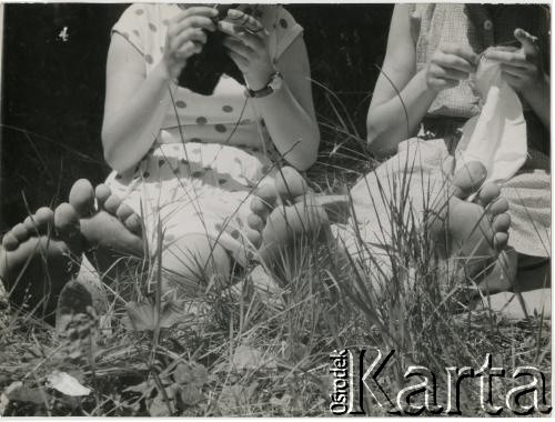 Brak daty, Polska.
Kobiety siedzące na trawie.
Fot. Irena Jarosińska, zbiory Ośrodka KARTA