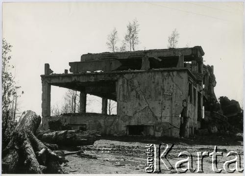 Brak daty, Gdańsk-Westerplatte, Polska.
Ruiny koszar. 
Fot. Irena Jarosińska, zbiory Ośrodka KARTA