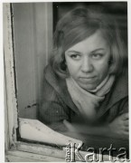 Lata 60., Polska.
Kobieta w oknie.
Fot. Irena Jarosińska, zbiory Ośrodka KARTA