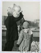 1954, Warszawa, Polska. 
Syn Ireny Jarosińskiej - Marek ze sprzedawcą balonów przy wybiegu dla niedźwiedzi w al. Świerczewskiego (obecnie al. 