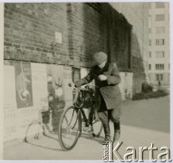 Lata 50., Warszawa, Polska.
Mężczyzna prowadzący rower.
Fot. Irena Jarosińska, zbiory Ośrodka KARTA