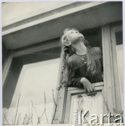 Lata 50. lub 60., Polska.
Dziewczynka wychylająca się przez okno.
Fot. Irena Jarosińska, zbiory Ośrodka KARTA