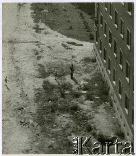Ok. 1955, Warszawa, Polska.
Widok na ul. Orlą z okna pracowni Ireny Jarosińskiej w al. Świerczewskiego 95/99 (obecnie al. 