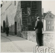 1965-1968, Warszawa, Polska.
Ambasador USA John Gronouski przy Barbakanie.
Fot. Irena Jarosińska, zbiory Ośrodka KARTA