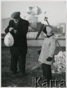 1954, Warszawa, Polska. 
Syn Ireny Jarosińskiej - Marek ze sprzedawcą balonów przy wybiegu dla niedźwiedzi w al. Świerczewskiego (obecnie al. 