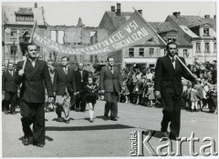 1.05.1954, Starogard Gdański, Polska.
Uczestnicy pochodu pierwszomajowego z transparentem: 