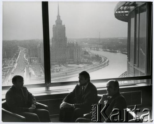 Po 1957, Moskwa, Związek Radziecki. 
Grupa osób we wnętrzu, w oknie widoczny hotel Ukraina (budowany 1954-1957).
Fot. Irena Jarosińska, zbiory Ośrodka KARTA