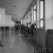1970, Gdańsk, Polska.
Uczniowie IX Liceum Ogólnokształcącego im. Giuseppe di Vittorio na szkolnym korytarzu.
Fot. Irena Jarosińska, zbiory Ośrodka KARTA
