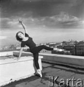 1958-1960, Warszawa, Polska.
Uczennica Ogólnokształcącej Szkoły Baletowej ćwiczy taniec baletowy na dachu szkoły przy ulicy Moliera. 
Fot. Irena Jarosińska, zbiory Ośrodka KARTA
