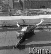 1958-1960, Warszawa, Polska.
Uczennica Ogólnokształcącej Szkoły Baletowej ćwiczy taniec na dachu szkoły przy ulicy Moliera. 
Fot. Irena Jarosińska, zbiory Ośrodka KARTA

