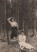 Wrzesień 1917, brak miejsca.
Dwie młode kobiety w lesie.
Fot. NN, zbiory Ośrodka KARTA, udostępnił Władysław Dobrowolski.