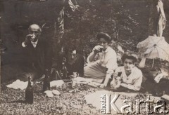 Wrzesień 1917, brak miejsca.
Grupa osób podczas pikniku w lesie.
Fot. NN, zbiory Ośrodka KARTA, udostępnił Władysław Dobrowolski.