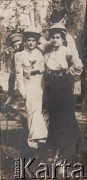 Wrzesień 1917, brak miejsca.
Dwie młode kobiety i chłopak w lesie.
Fot. NN, zbiory Ośrodka KARTA, udostępnił Władysław Dobrowolski.