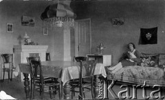 1926-1927, Paulinowo, woj. wileńskie, Polska.
Wnętrze jadalni. Na kanapie Wanda Bochwic. 
Fot. NN, zbiory Ośrodka KARTA, przekazała Krystyna Jabłońska