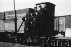 Wiosna 1944, Wierzbałowo (Virbalis), Litwa.
Chłopcy wywiezieni w kwietniu 1943 z okolic Wilna do pracy przymusowej na dużej przygranicznej stacji kolejowej w Kybartach (Kybartai). Stacja nosiła nazwę starszej od miasteczka Kybarty wsi Wierzbałowo odległej o 5 km. Na schodach do budki hamulcowej wagonu towarowego stoją od góry: Adamowicz, NN 