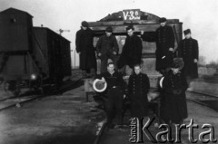 Wiosna 1944, Wierzbałowo (Virbalis), Litwa.
Chłopcy wywiezieni w kwietniu 1943 z okolic Wilna do pracy przymusowej na dużej przygranicznej stacji kolejowej w Kybartach (Kybartai). Stacja nosiła nazwę starszej od miasteczka Kybarty wsi Wierzbałowo odległej o 5 km. Na tenderze parowozowym stoją: NN 