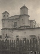 1921-1924, Włodzimierz Wołyński, Wołyń, Polska.
Kościół pojezuicki Rozesłania Apostołów, na pierwszym planie (za płotem) warsztaty rzemieślnicze: 