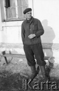 1955-1957, Workuta, Komi ASRR, ZSRR.
Mężczyzna przed domem.
Fot. Eugeniusz Cydzik, udostępnił Eugeniusz Cydzik w ramach projektu 