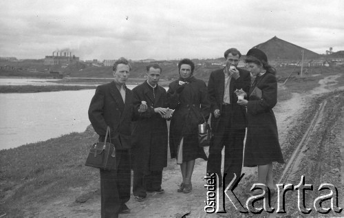 1955, Workuta, Komi ASRR, ZSRR.
Zesłańcy nad rzeką Workutą. W tle widoczne zabudowania łagrów i kopalni. Od lewej: Franciszek Gradziewicz, Michał Tatarzycki, Janina Muszyńska (z domu Zuba), Stanisław Kuźma, Wanda Kiałka (z domu Cejko).
Fot. Eugeniusz Cydzik, udostępnił Eugeniusz Cydzik w ramach projektu 