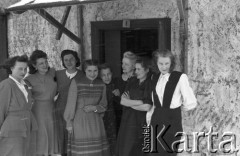 1955-1956, Workuta, Komi ASRR, ZSRR.
Więżniarki łagrów na tle jednego z domów. Od lewej: Hanna Grzywacz (z domu Szyszko), Wanda Kiałka (z domu Cejko), Klara Kunachowicz (z domu Autuchiewicz), Maria Kwiatkowska, Bronisława Kutiuk, Czesława Cydzik (z domu Hnatów), Natalia Zarzycka (z domu Odyńska), Barbara Dudycz.
Fot. Eugeniusz Cydzik, udostępnił Eugeniusz Cydzik w ramach projektu 