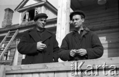 1955-1957, Workuta, Komi ASRR, ZSRR.
Łagiernicy na ganku jednego z domów.
Fot. Eugeniusz Cydzik, udostępnił Eugeniusz Cydzik w ramach projektu 
