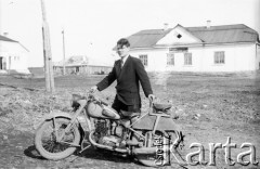1955-1957, Workuta, Komi ASRR, ZSRR.
Zesłaniec z motocyklem. 
Fot. Eugeniusz Cydzik, udostępnił Eugeniusz Cydzik w ramach projektu 